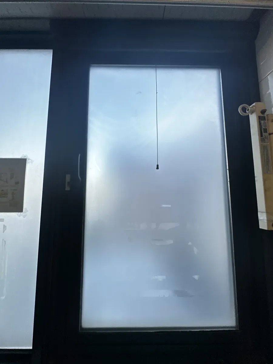 한쪽으로 기울어진 사무실 창문틀 수리 사례