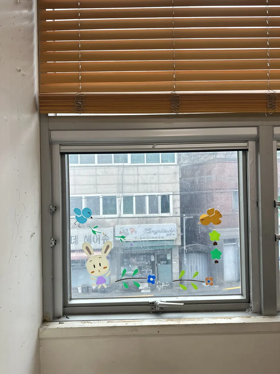 창문틀이 틀어져 여닫기 힘들던 사무실 창문 수리 사례