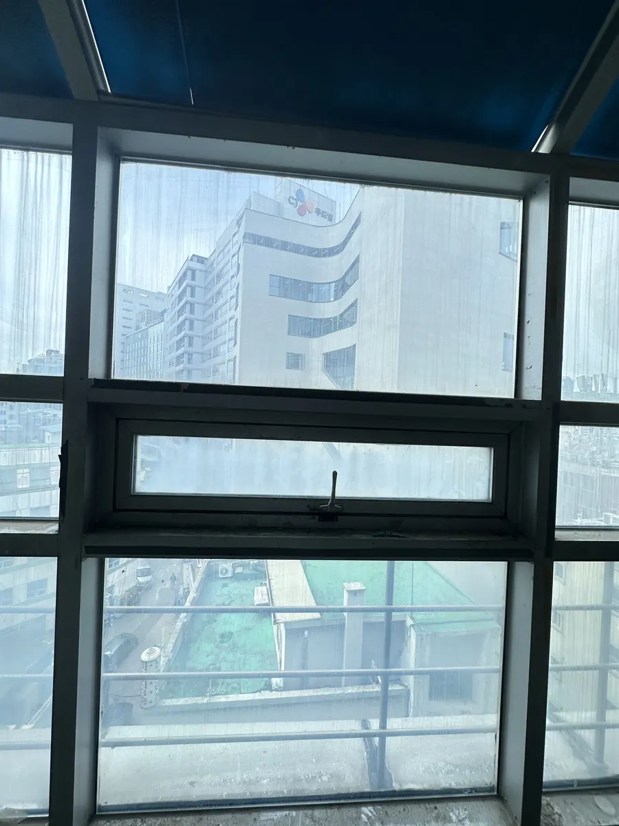 제대로 닫히지 않던 사무실 창문 수리 사례