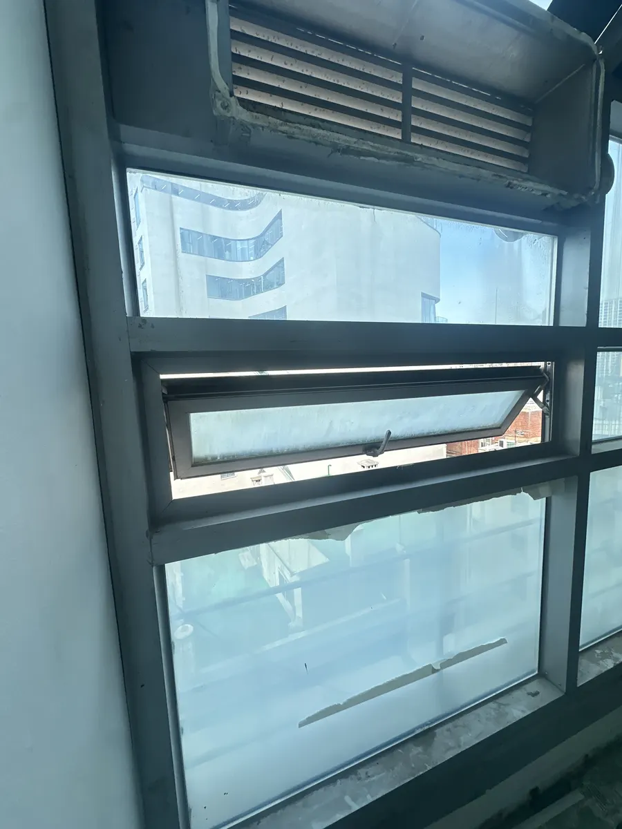제대로 닫히지 않던 사무실 창문 수리 후