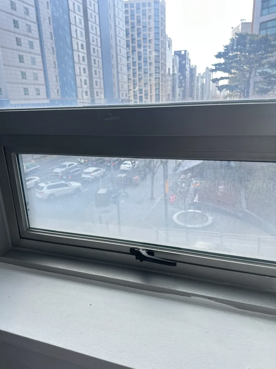 롤러가 주저앉아 전혀 안 열리던 사무실 창문 수리 사례