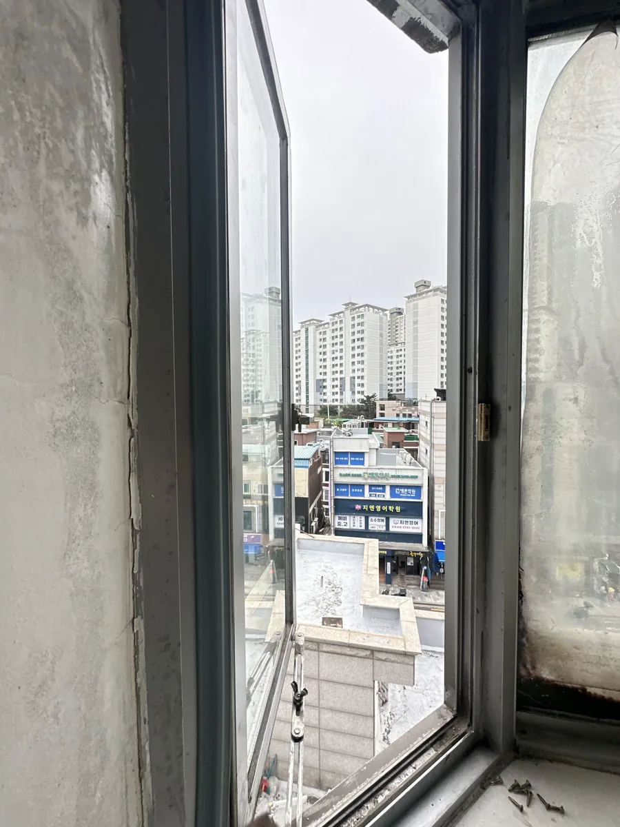 철물 조각이 걸려 안 열리던 사무실 창문 수리 사례