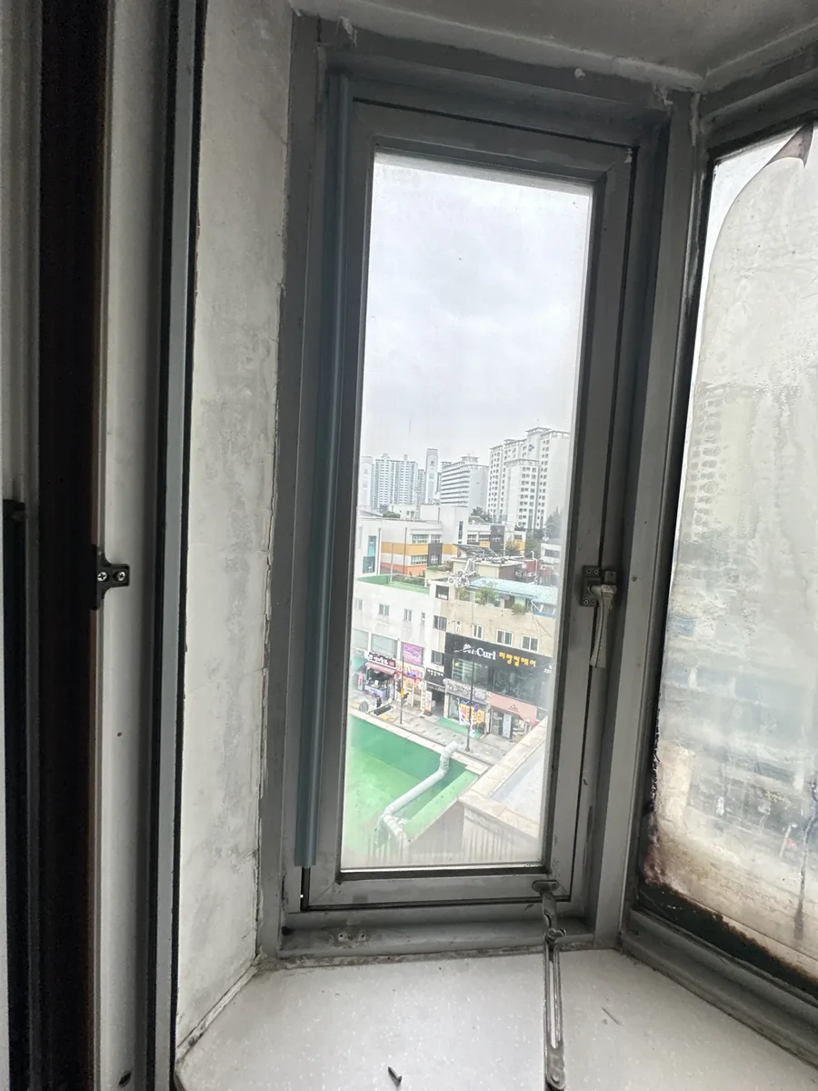 이물질 제거 후 사무실 창문 개폐 확인