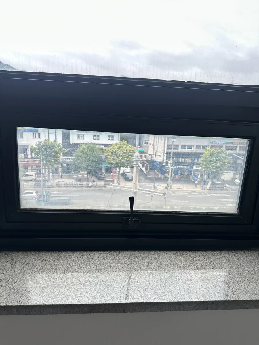 페인트 제거 후 사무실 창문 개폐 확인