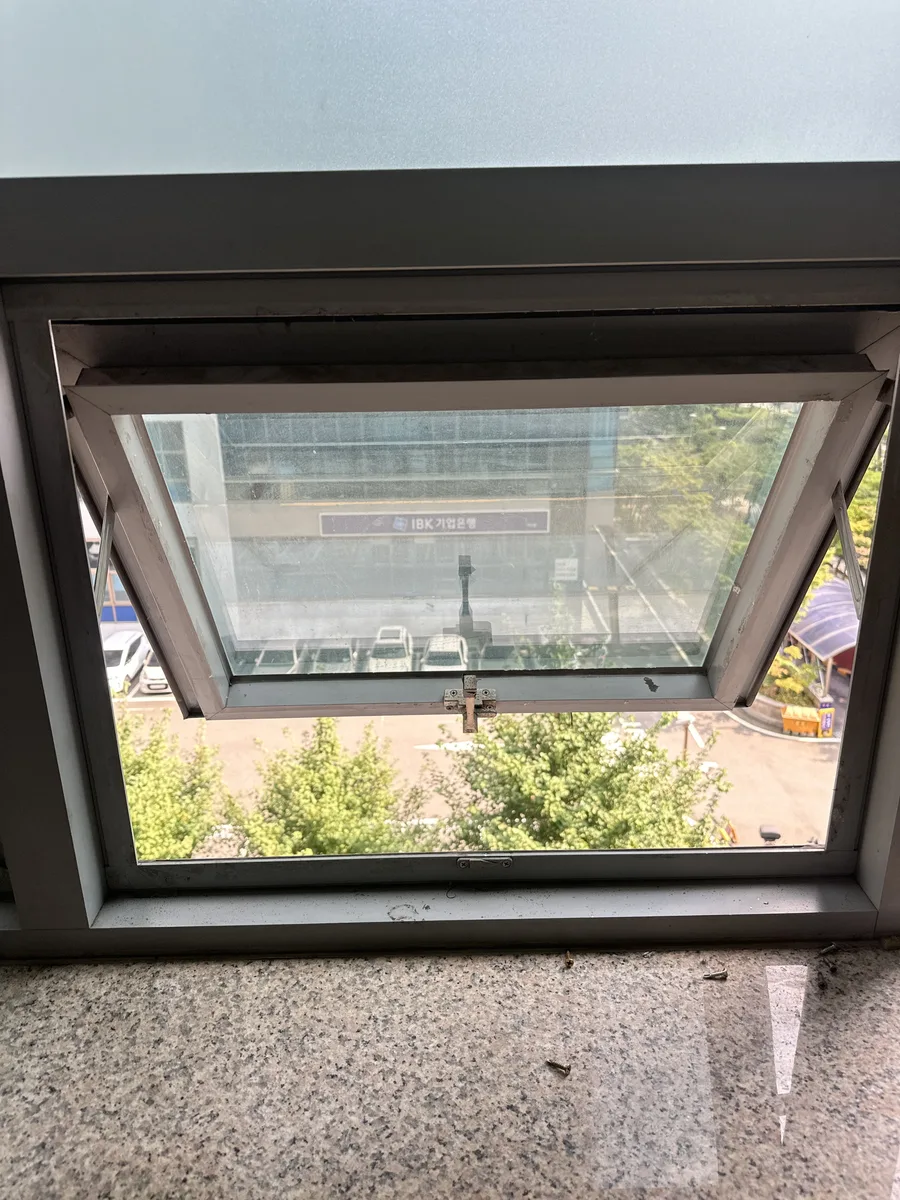 잠금장치가 뒤틀려 안 열리던 사무실 창문 수리 사례