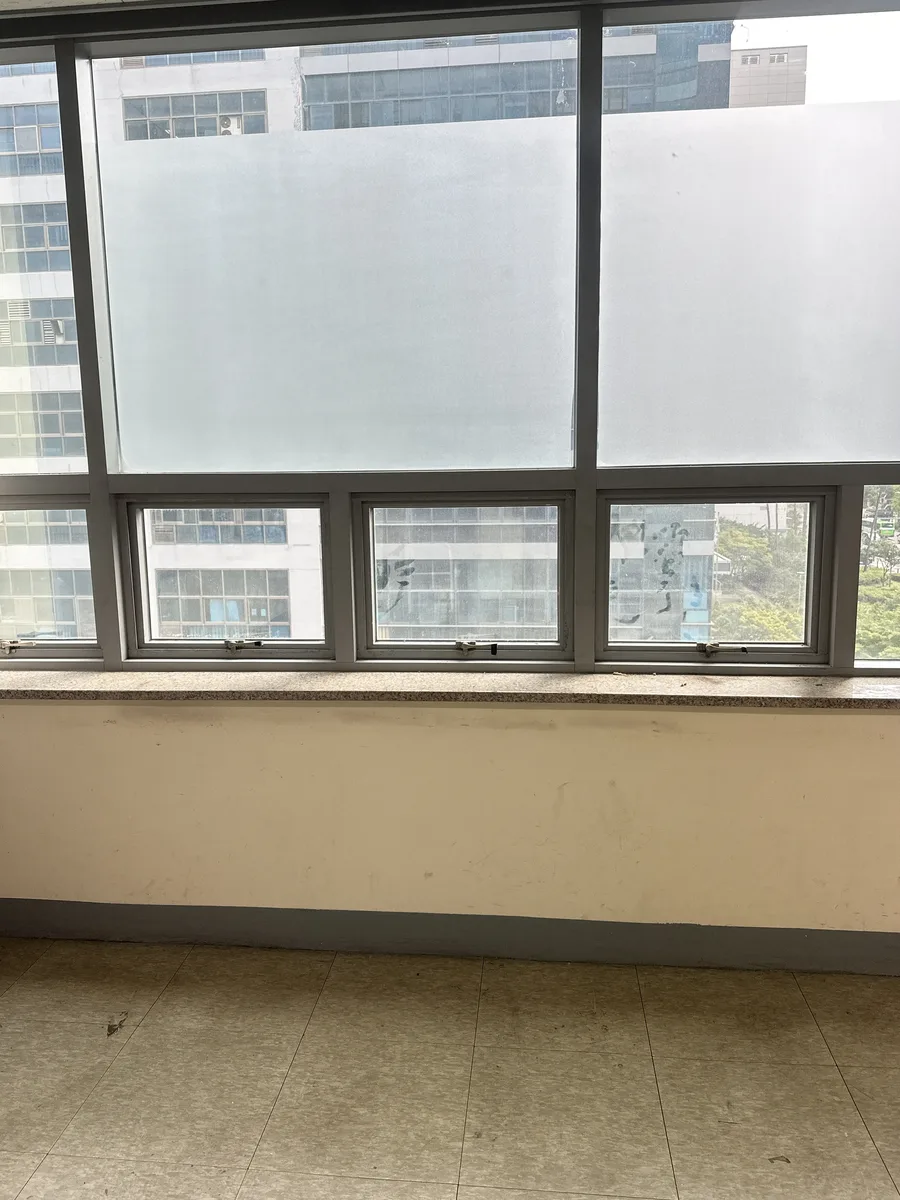 잠금장치 조정 후 사무실 창문 개폐 확인