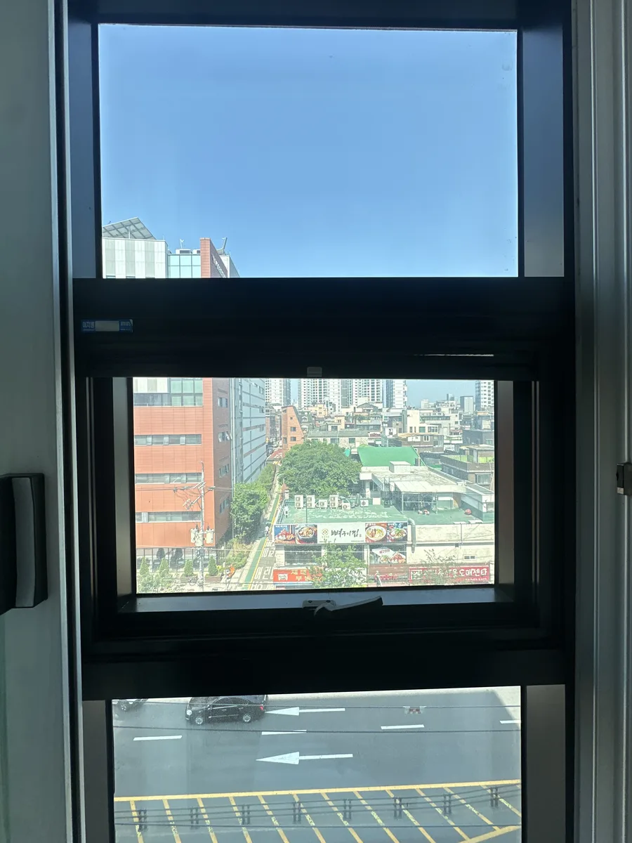 코킹 제거 후 사무실 창문 개폐 확인